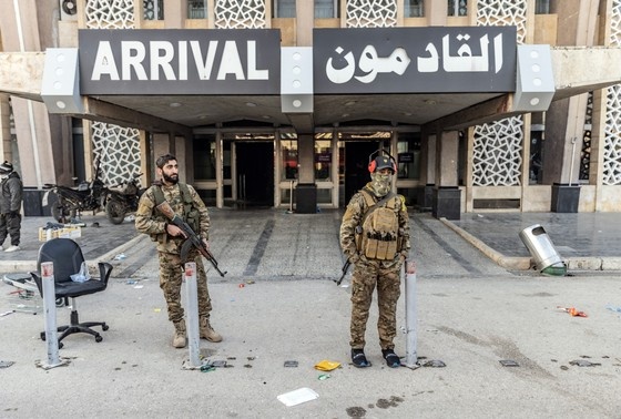    Войска сирийской оппозиции перед терминалом прибытия в аэропорту города Алеппо