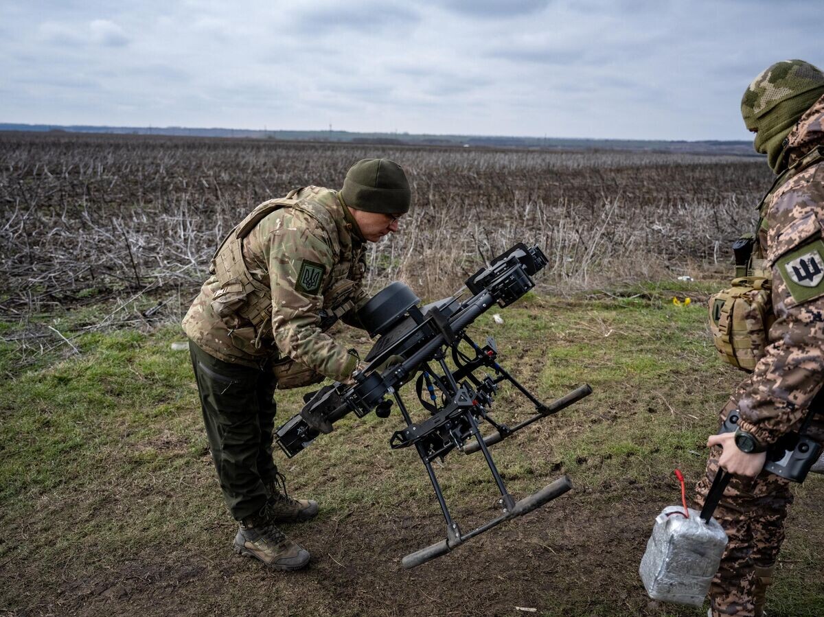    Украинские военные запускают беспилотник "Баба Яга"© Getty Images / Scott Peterson