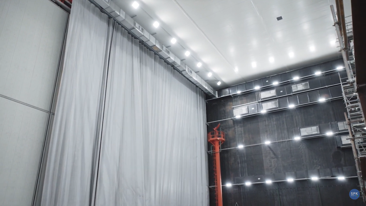 На фото - внутренняя часть дробеструйной камеры. Да, камера изнутри исполинских размеров.