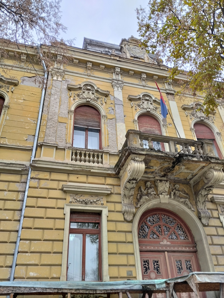 Зданию два века