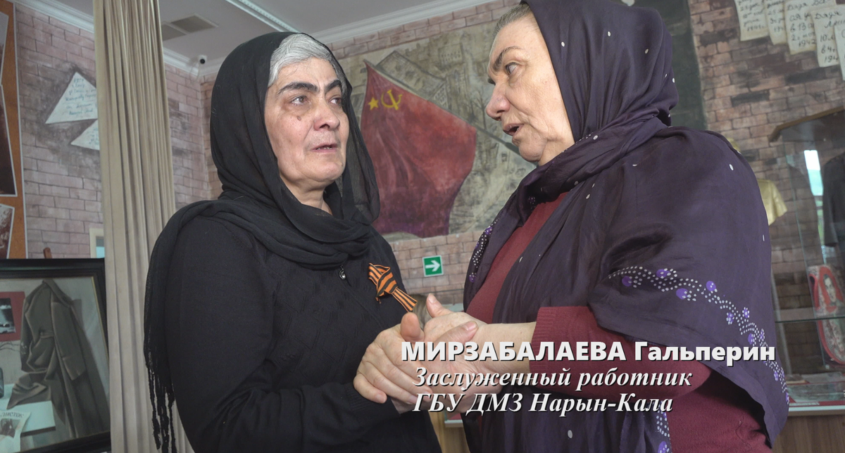 Кадр из фильма "Непрохожий храм". Амина Абасова (слева) - мама геройски погибшего гв. сержанта Мирикерима Абасова. 