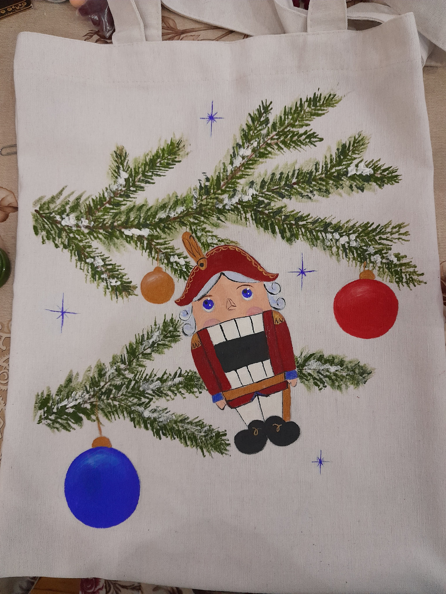 С одной стороны на сумке щелкунчик