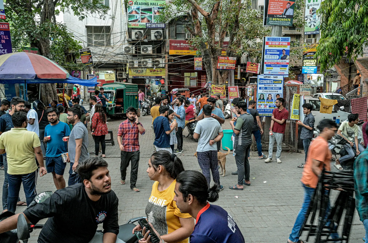 Обратите внимание на объявления, это все реклама КУРСОВ И ОБУЧЕНИЯ, это улица Дели, посвященная экзамену на служащего
