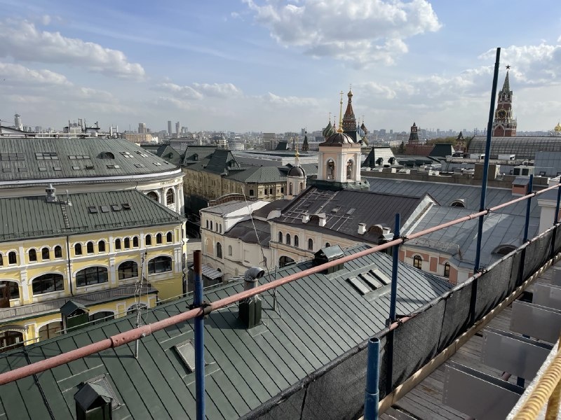 Это вид из офиса застройщика, это нормальный вид: крыши отремонтированы, в перспективе - Кремль