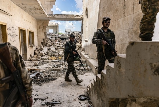    Бойцы Сирийской национальной армии проводят патрулирование на линии соприкосновения в Алеппо