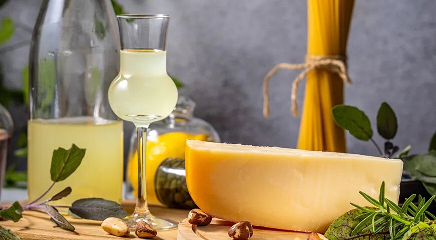   В пару к лимончелло можно подать сыры (Shutterstock/FOTODOM)