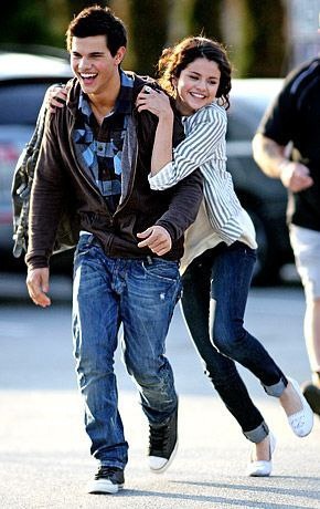 Селена и Тейлор. 