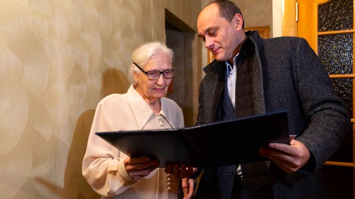    В Сургуте с 95-летием поздравили труженицу тыла