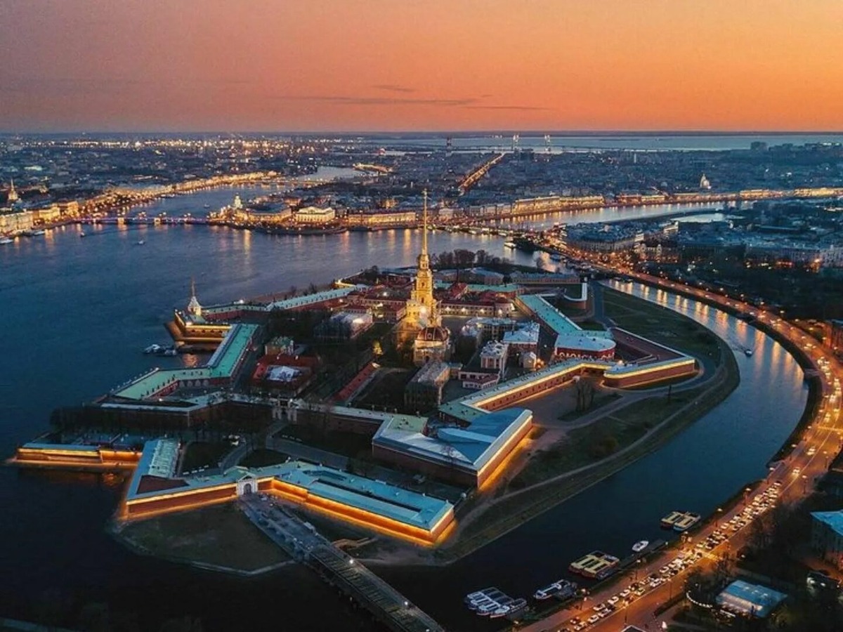 2. Петропавловская крепость

Еще одно знаменитое место в Санкт-Петербурге - Петропавловская крепость, основанная Петром I в начале XVIII века. В крепости находится Петропавловский собор, в котором находятся могилы ряда российских императоров, а также Петербургский музей-комплекс, где можно узнать больше о истории крепости и города в целом.