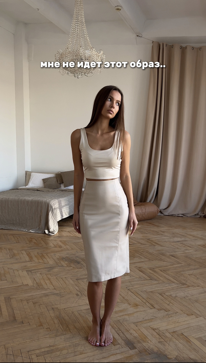 На модели идеальная юбка из эко-кожи с эффектом пушап в молочном оттенке. Артикул на вб: 172935874, размеры от 42 до 52