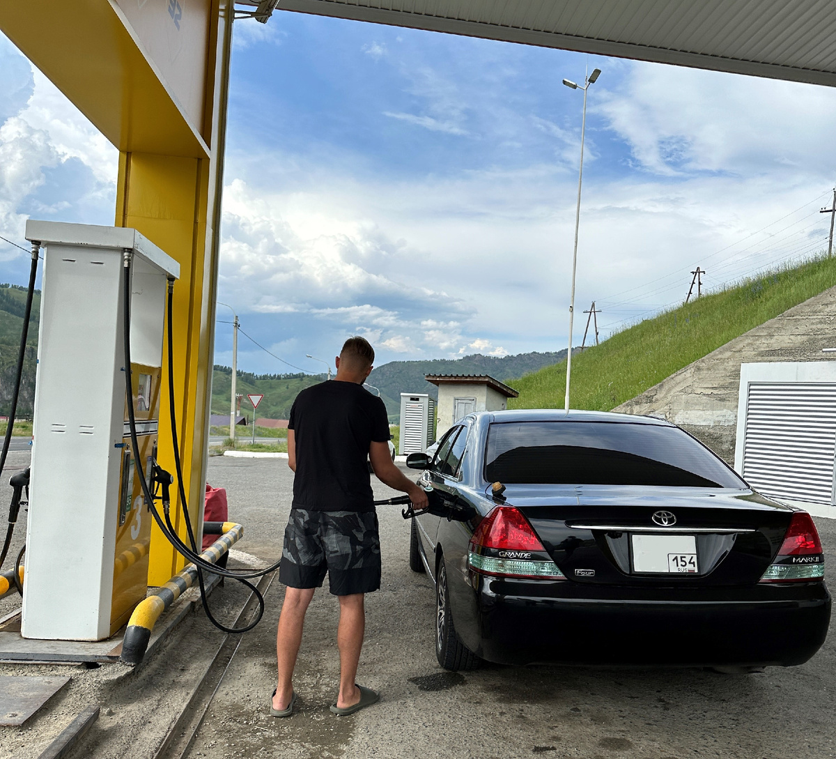 Я, мой Марк и Алтайская заправка.