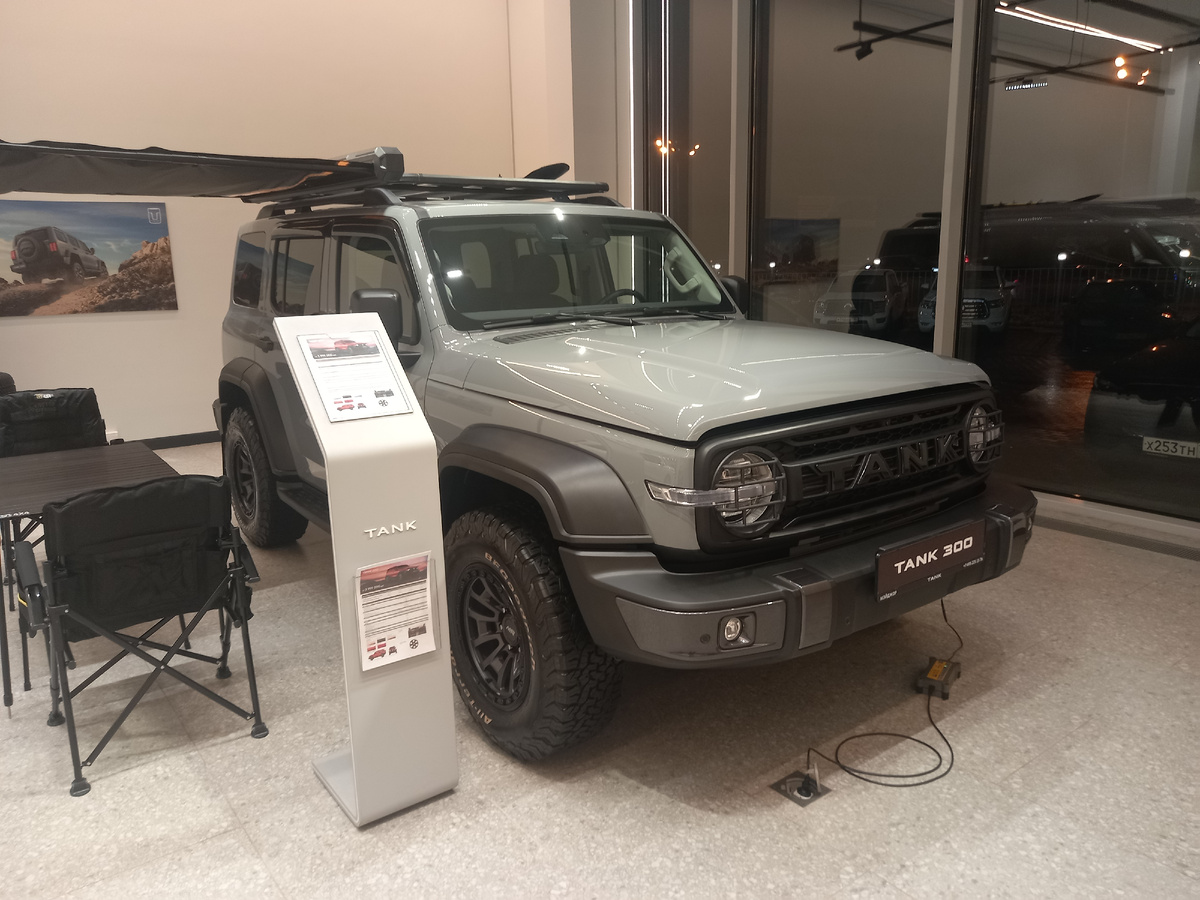 Tank 300 у одного из столичных дилеров Бренда.