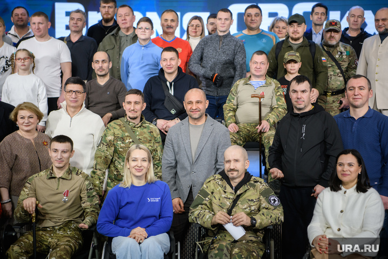    Совместное фото — неотъемлемый элемент любой встречи полпреда с народом
