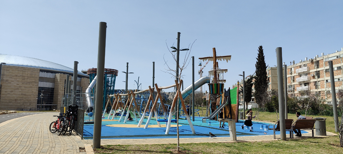 Плошадка в районе Катамон в Иерусалиме. Слева - спорткомплекс, справа - неказистые жилые дома