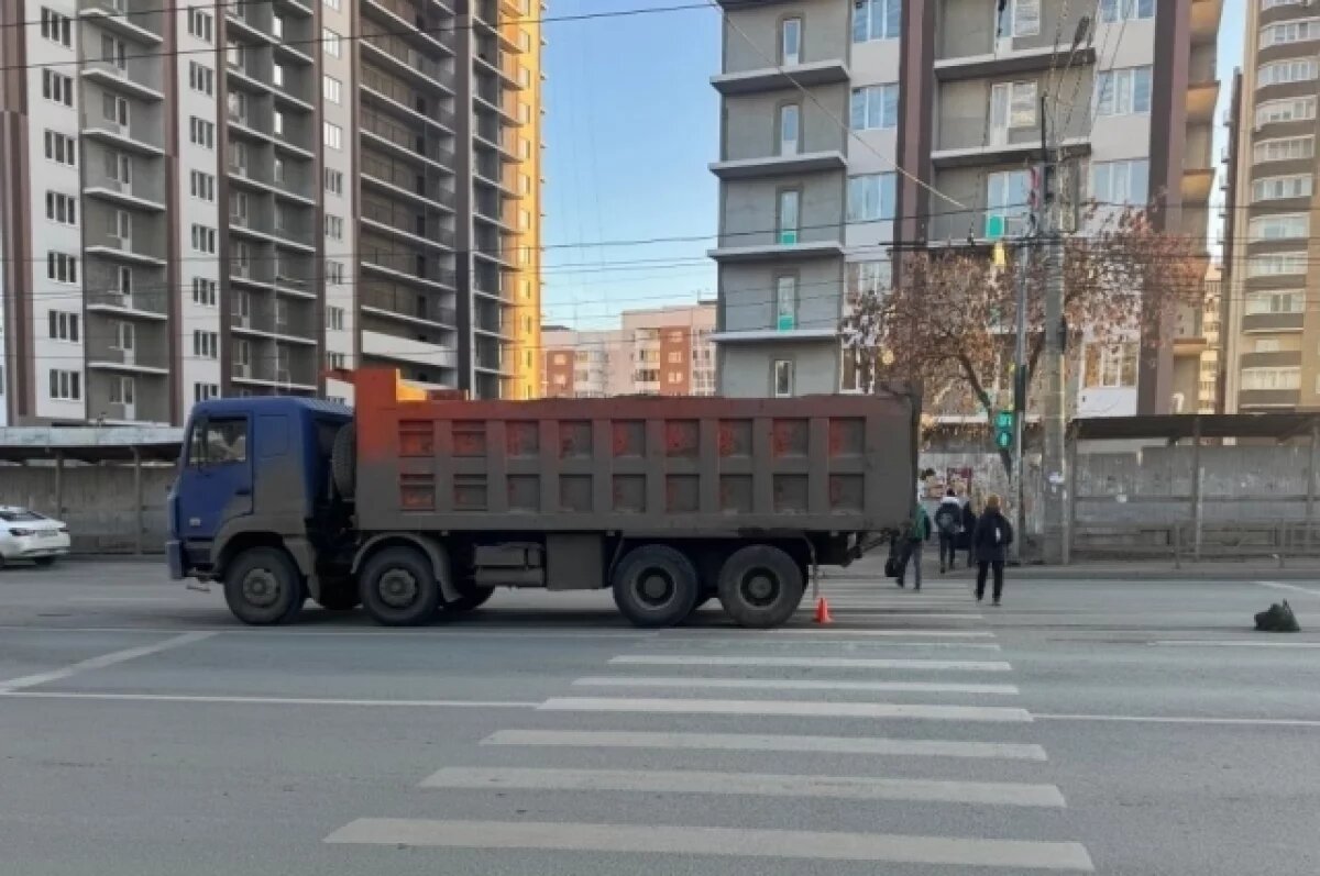    В Самаре 18-летняя девушка попала под колеса самосвала