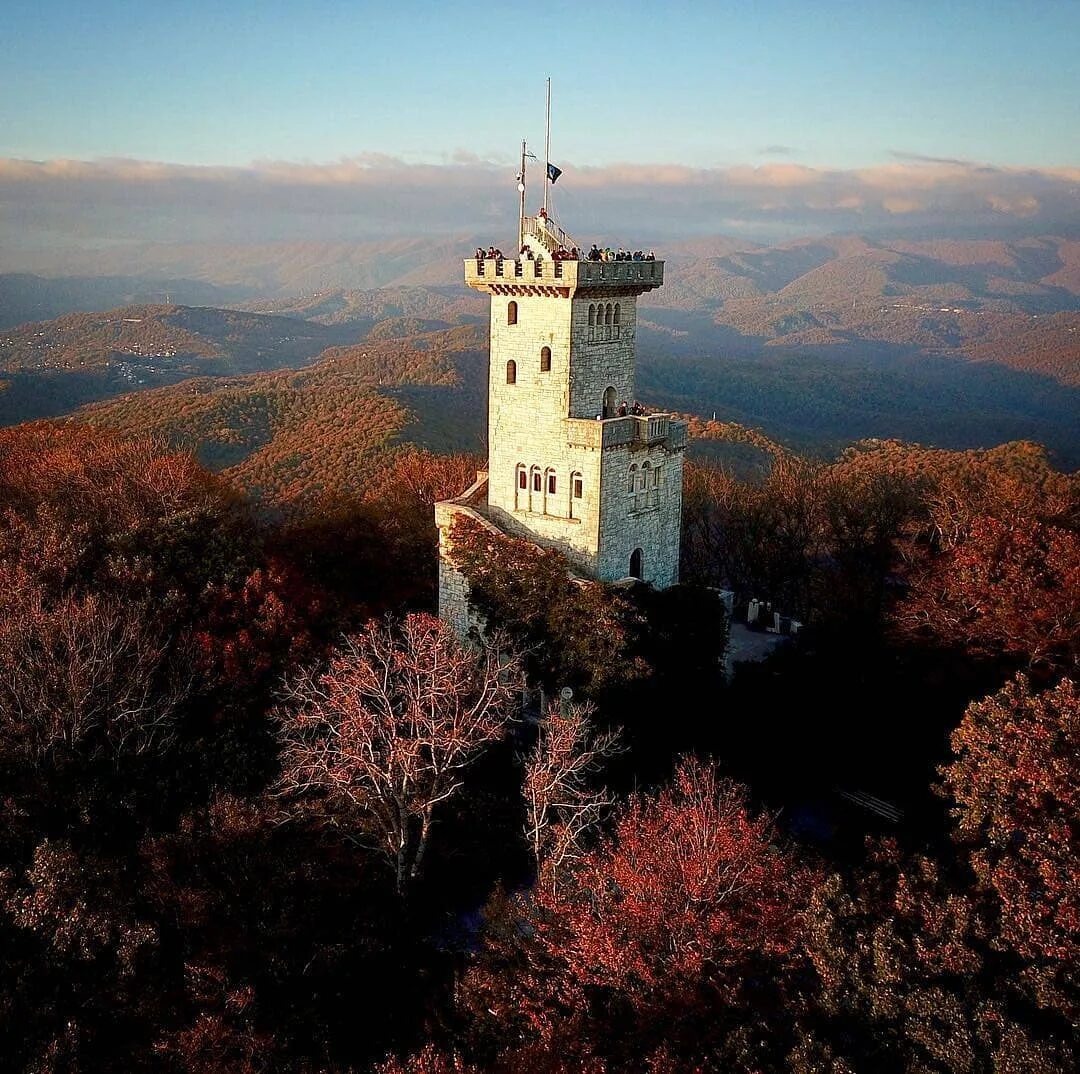 1. Горная крепость Ахун
Горная крепость Ахун – это одно из самых популярных туристических мест в Сочи. Находится она на высоте 663 метра над уровнем моря и предлагает потрясающий вид на город и Черное море. Место исторически значимое, а также является отличным местом для пеших прогулок и фотосессий.