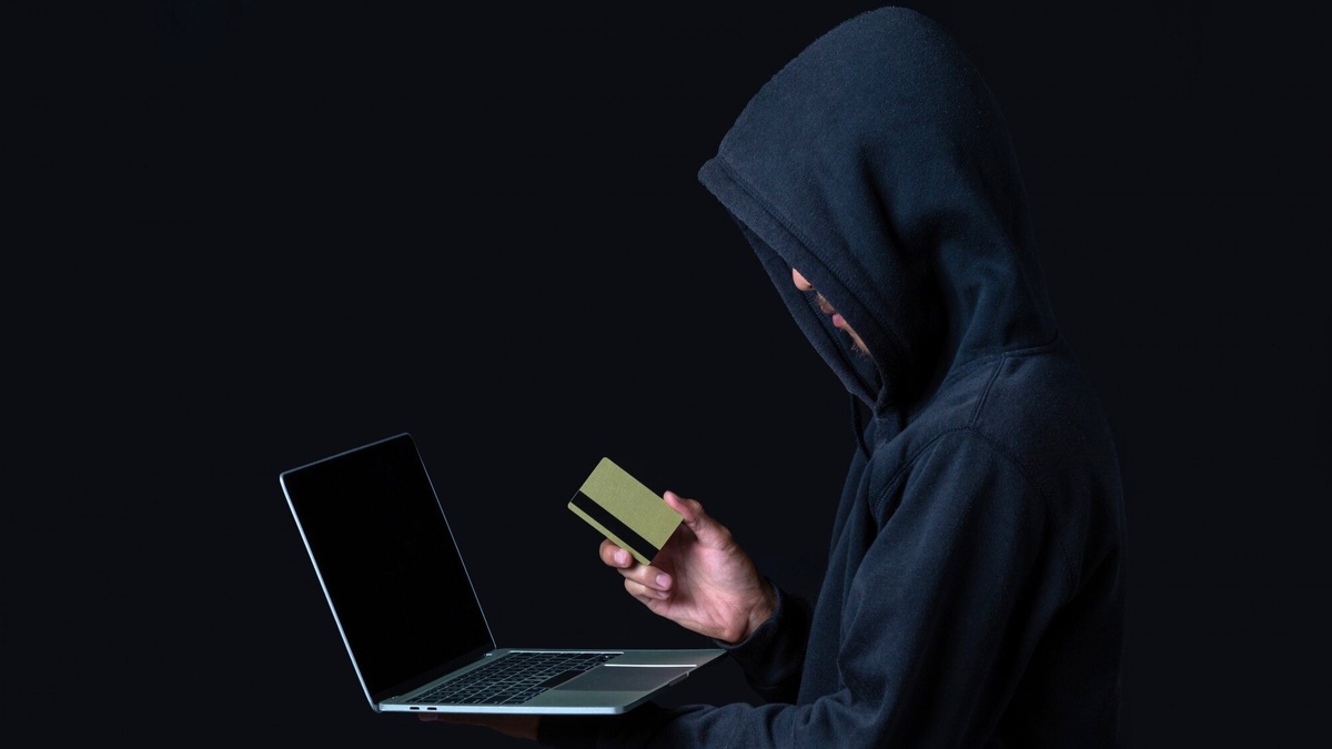    Пенсионер из Сургутского района перевел мошенникам 2,3 млн рублей