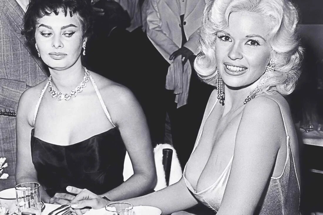 фотография 1957 года, на которой Софи Лорен пристально и с явным неудовольствием смотрит на грудь другой женщины Джейн Мэнсфилд