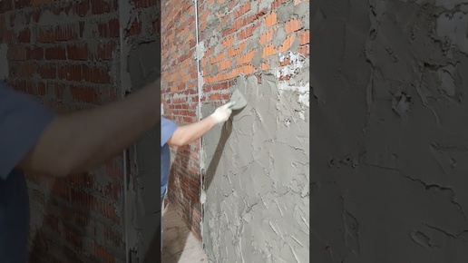 нанесение известковой штукатурки на кирпичную стену