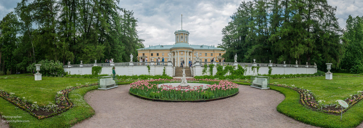 "Спят собаки, попугаи и коты, И Господь глядит на это с высоты"(с) Фото: SergeiChyrikov.com