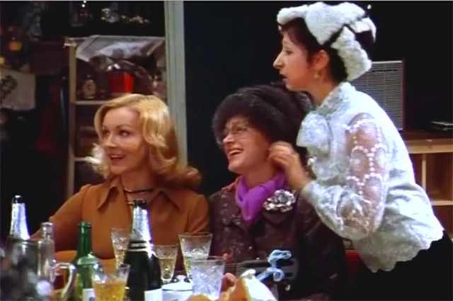    Барбара Брыльска, Валентина Талызина и Лия Ахеджакова в фильме «Ирония судьбы, или С лёгким паром!». 1976 год. Фото:  Кадр из фильма