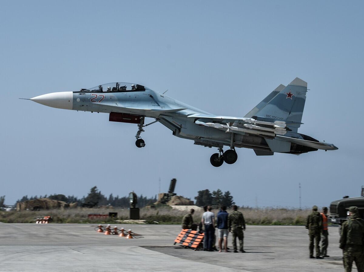    Истребитель Воздушно-космических сил РФ СУ-30 СМ во время вылета с авиабазы "Хмеймим"© РИА Новости / Рамиль Ситдиков
