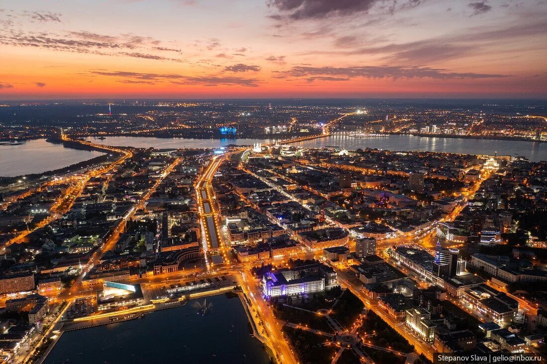 1. "Казань – столица Татарстана, является одним из самых интересных и красивых городов России. Она сочетает в себе богатое культурное наследие и современные достопримечательности. Отправляясь в путешествие по этому удивительному городу, не пропустите следующие места!"