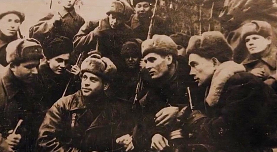 Майор Иван Георгиевич Старчак и его бойцы-десантники. Ноябрь 1941 – январь 1942 гг. Источник: Легенды армии. Иван Георгиевич Старчак // Документальный фильм. Режиссёр – Татьяна Корнеева. – ТРК ВС РФ «Звезда», 2019.