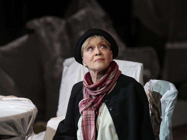 В спектакле "Алиса". Фото - Стас Левшин. Пресс-служба БДТ