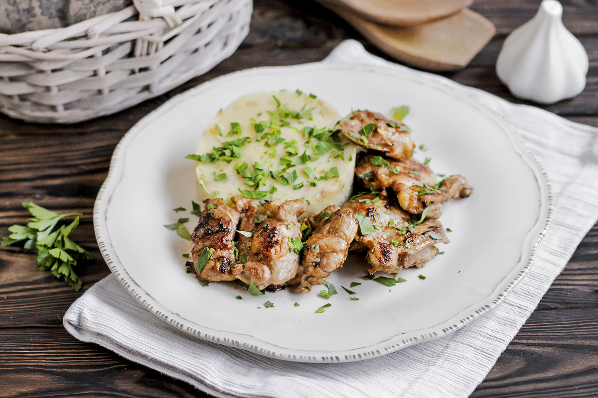 
Маринованная курочка Барбекю с картофельно-сырным пюре