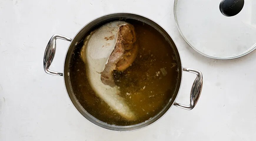   Чтобы язык получился мягким и вкусным, а бульон — прозрачным и наваристым, нужно слить первую воду и доваривать уже с приправами в чистой кастрюле и новой воде