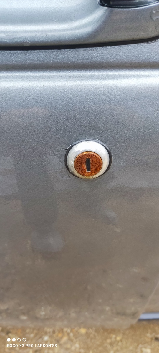 И это новое. Что делать.... думал сначала обработать цинкарем , но потом пришла мысль разобрать и  снять старую личинку и вытащить оттуда переднюю облицовку заводскую 