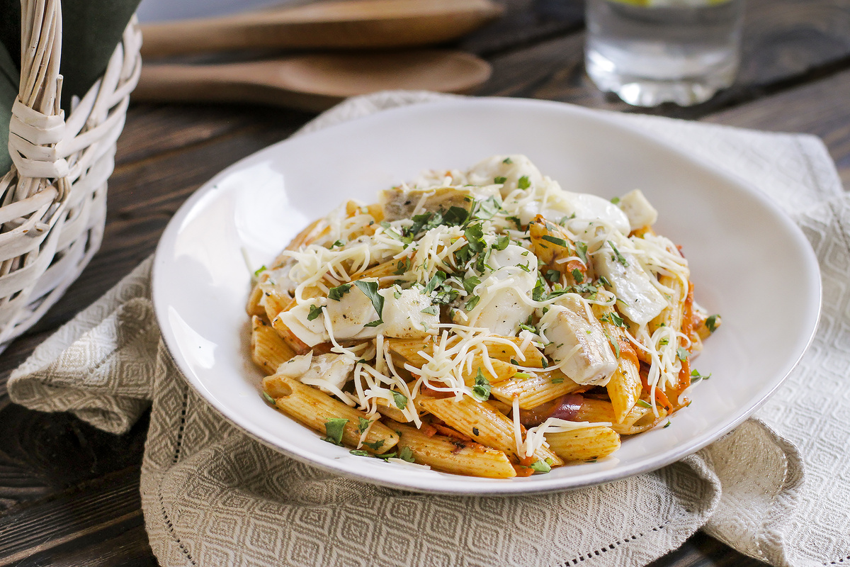 Филе трески с макаронами и овощами под томатным соусом