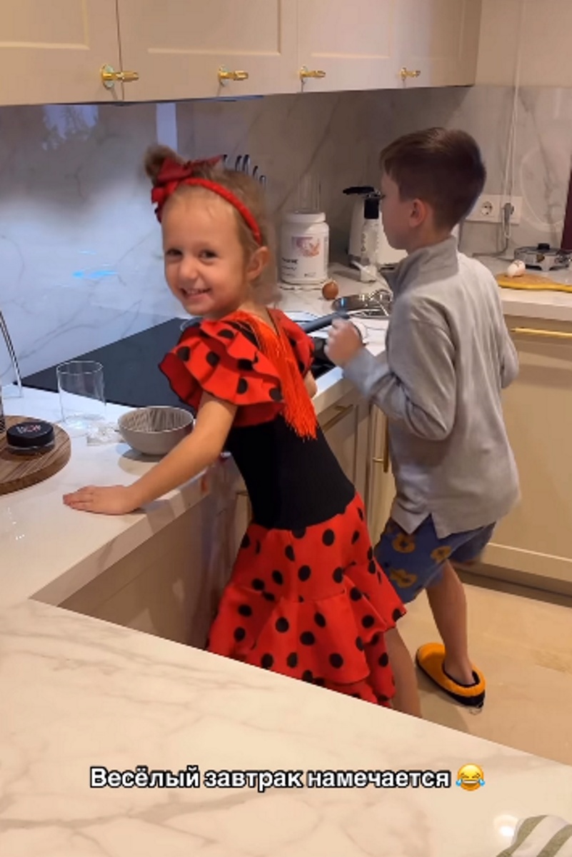 Дочка Альбины Джанабаевой Агата и сын Лука. Фото: соцсети