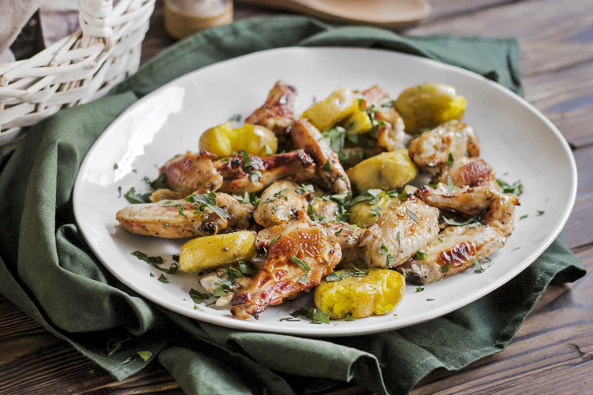 Куриные крылышки в соусе сладкий Чили с бэби-картофелем