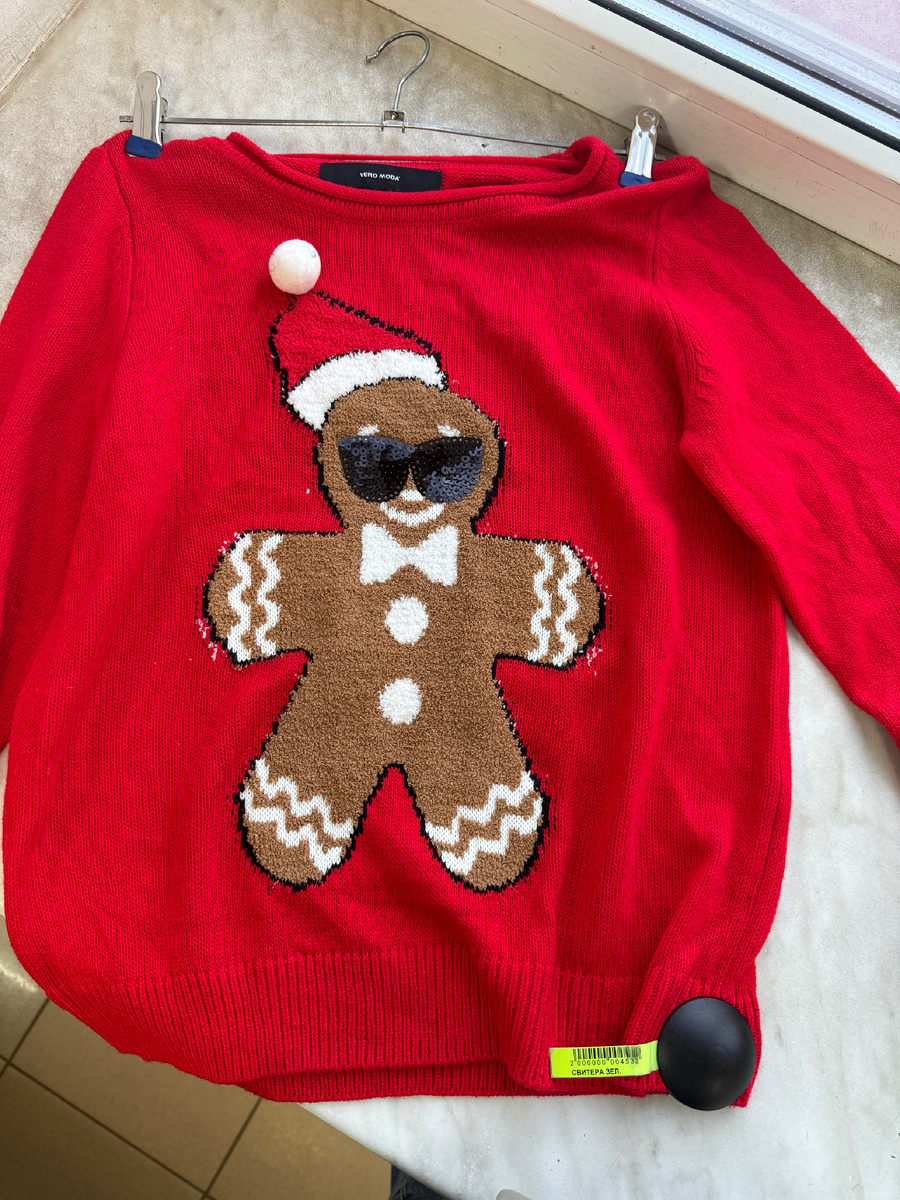 Очень прикольные принты, но хлипкая ткань, очень куце сел.