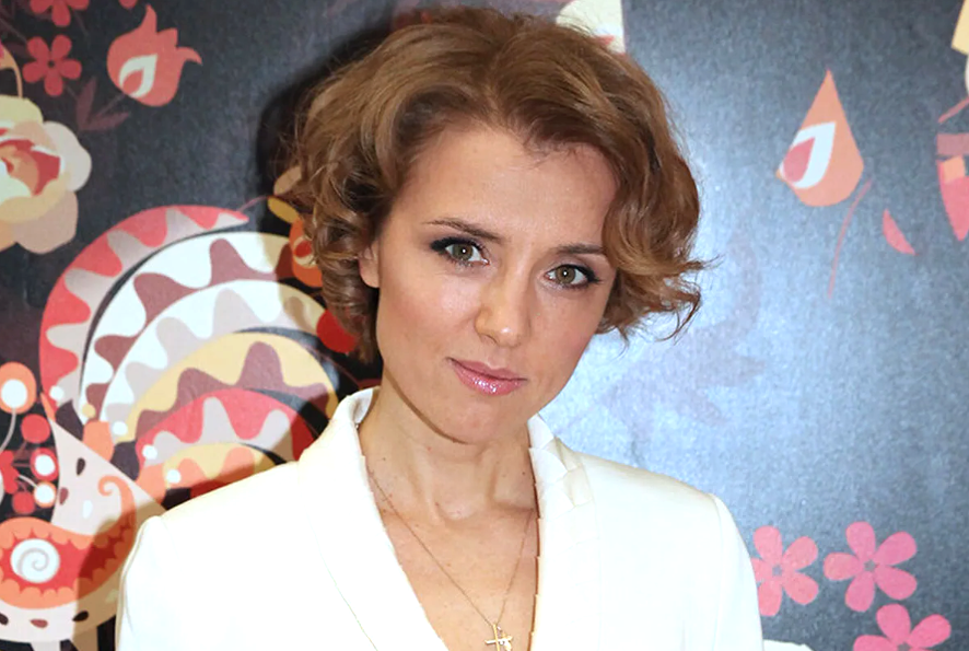 на фото Ксения Алфёрова