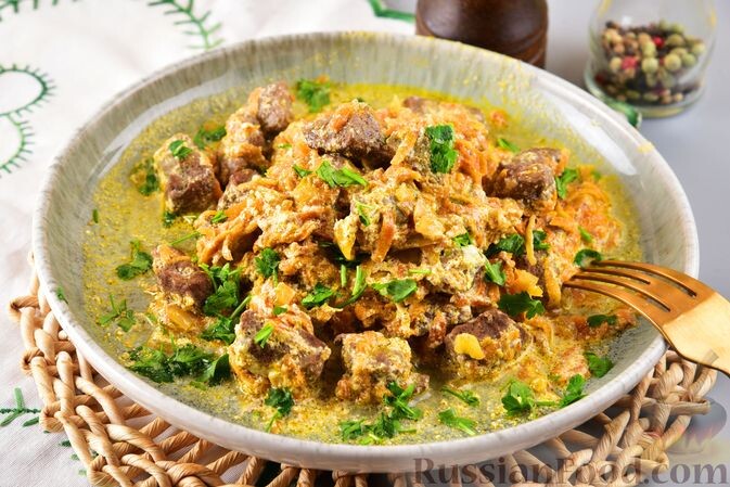 печень говяжья, морковь, лук репчатый, сметана, соль, перец чёрный молотый, масло растительное, зелень петрушки