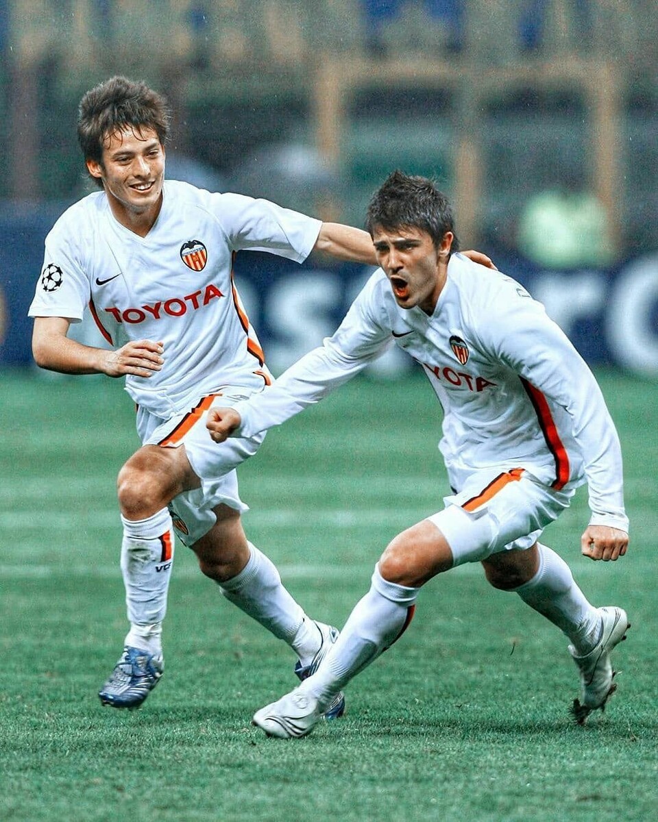 Давид Сильва (слева) и Давид Вилья (справа). Источник фото: https://www.footballkitarchive.com