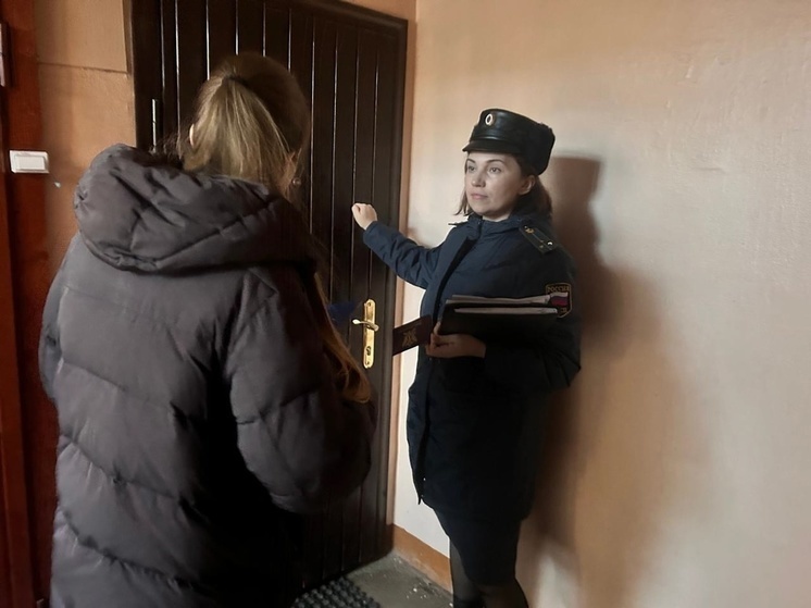     Судебные приставы побывали в местах проживания должников и вручили им квитанции об оплате. Фото: пресс-служба УФССП России по Ленобласти.