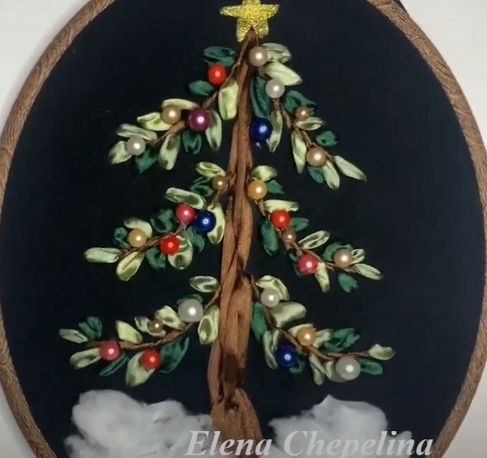    Елочка лентами Елены Чепелиной  
Источник: Скриншот из видео