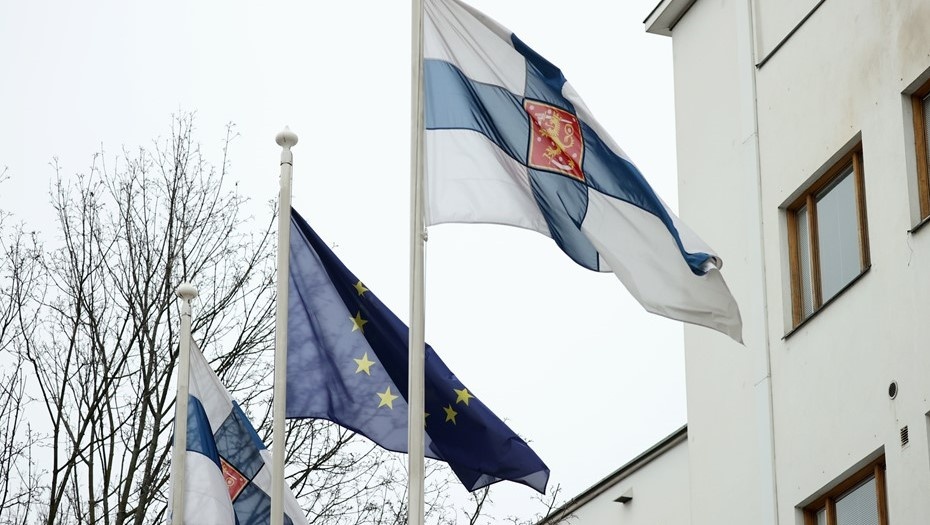    Флаги у посольства Финляндии в Москве. Автор фото: ТАСС