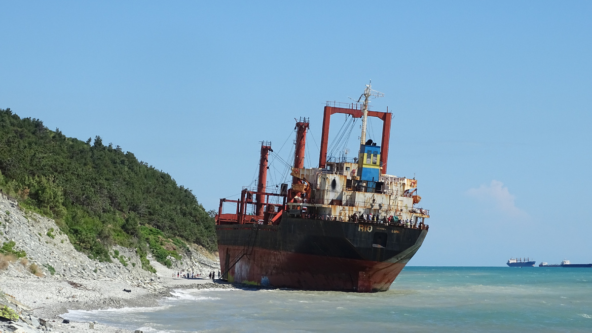 Севший на мель корабль Рио видно из далека. 