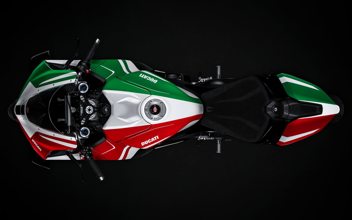 Итальянский триколор на Panigale V4 Tricolore прекрасно считывается с любой стороны, и даже сверху...