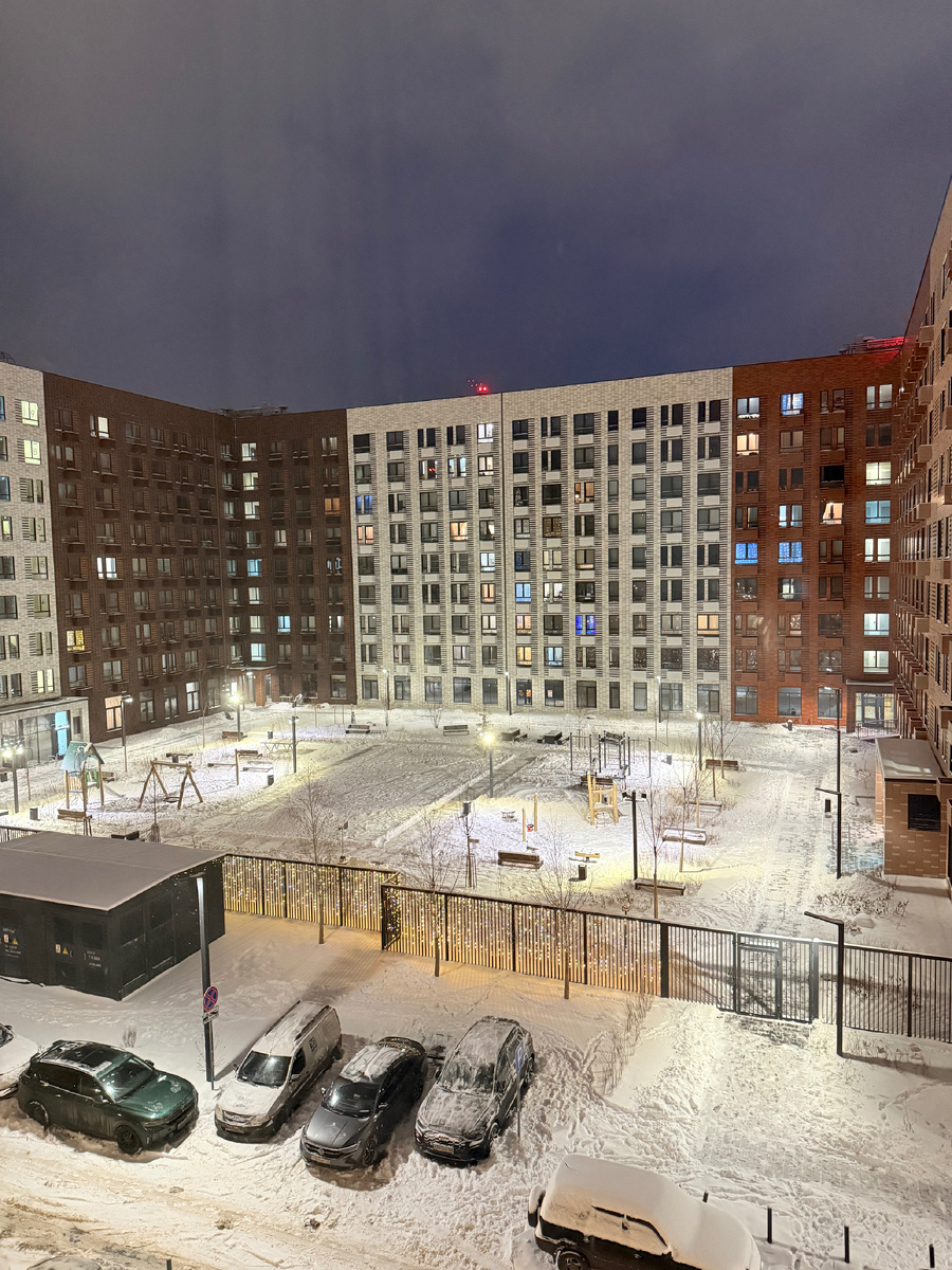 Соседний дом украсили забор гирляндой. Спросила, сдавали ли они деньги, сказали нет.