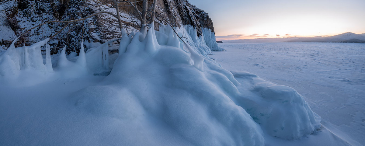 Глазурь и дерево.