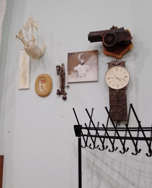 Слева от входа