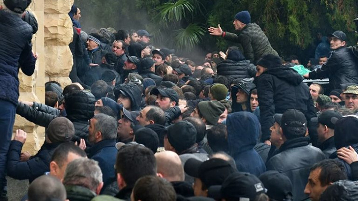    В Абхазии снова протесты, на сей раз против прекращения Россией финансирования. Получается, "лучший русский тот, кто заплатил и не приехал"? Скриншот: Discred.ru/Sputnik