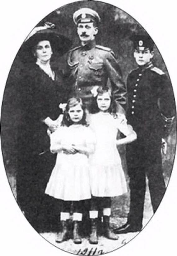 Павел Александрович с Ольгой Палей и их детьми