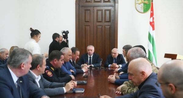    Исполняющий обязанности президента Абхазии Бадра Гунба и исполняющий обязанности премьер-министра Абхазии Валерий Бганба (слева направо на дальнем плане в центре) во время представления Бганбы членам правительства Абхазии / РИА «Новости»